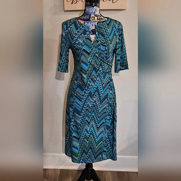 LN Dressbarn Midlength Sleeve Blue Dress. Size 6.